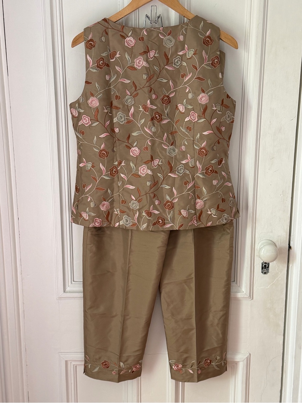 Talbots 100% Silk Lined Two Piece Floral Embroidery Top and Pants size 12 - Picture 4 of 14